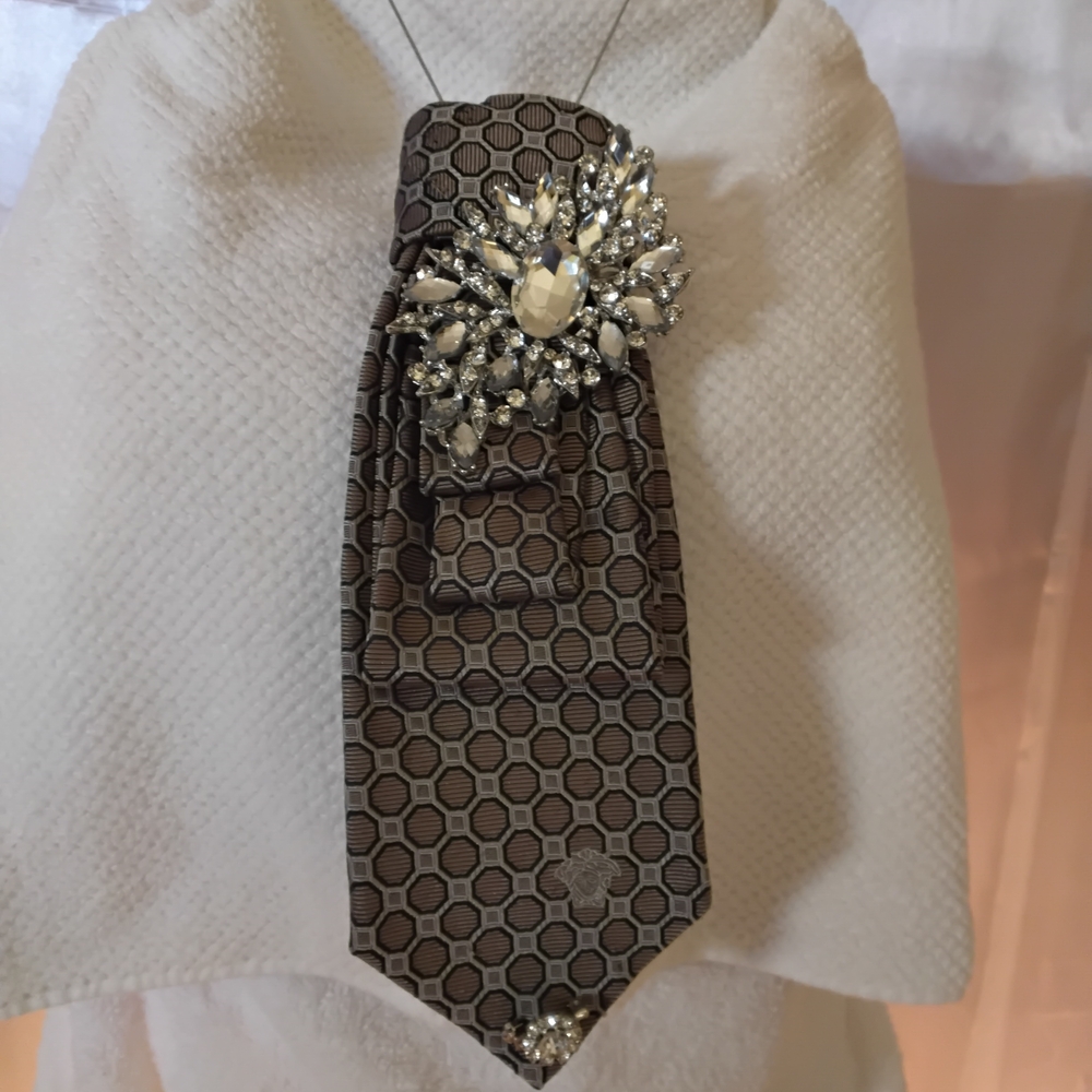 Elegant Brown and Silver Brooch Necklace